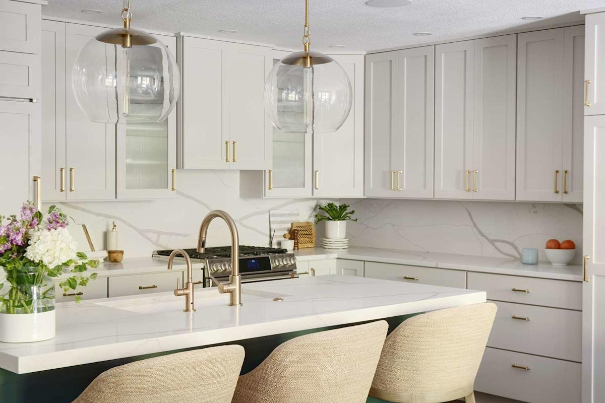 5 Designer-Approved Cabinet Colors to Expand Small Kitchens