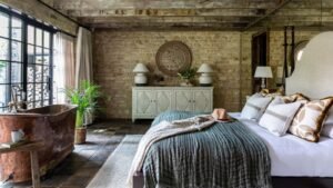 Bathtub In Bedroom: Designers Share Their Insights